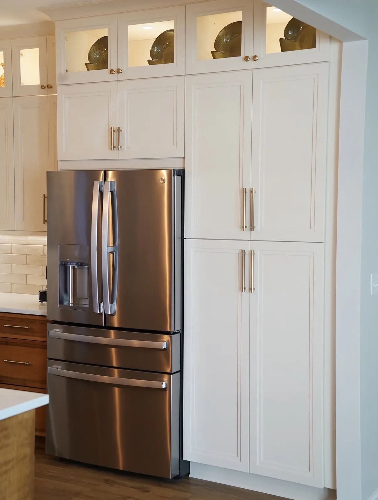 Coordinated kitchen countertop tile and cabinet finishes